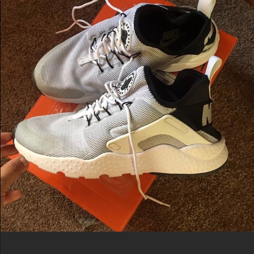 Size 9 grey Nike huaraches